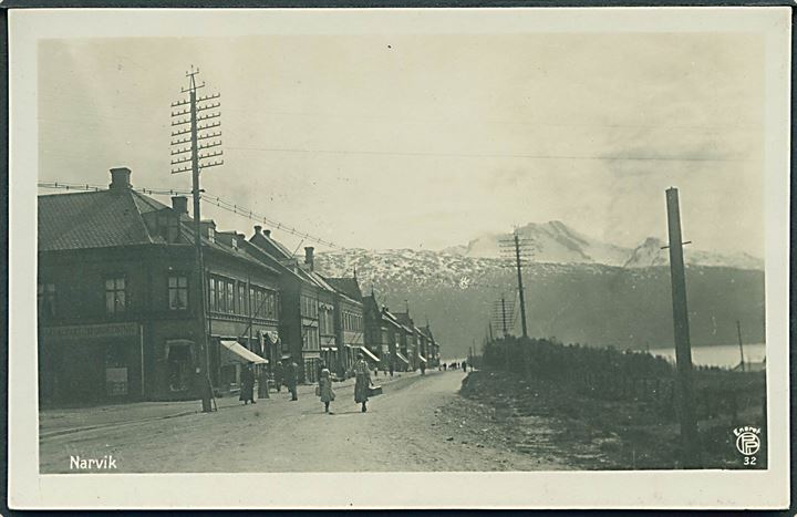 Narvik, gadeparti. Oppi no. 32. Kvalitet 9