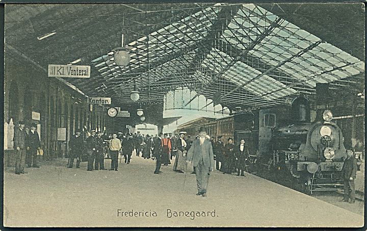 Fredericia, banegaard med damplokomotiv. Stenders no. 13129.