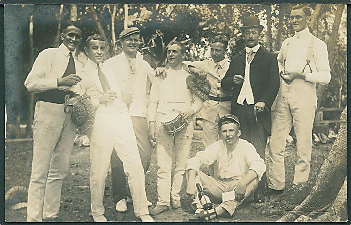 D.V.I., foto. Gruppe unge mænd i festligt lag. A. Lauridsen u/no. Kvalitet 8