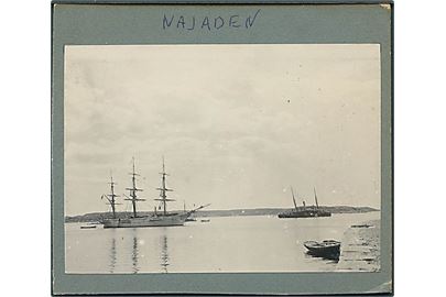 Sverige. “Najaden”, flådens skoleskib og i baggrunden orlogsskib. Foto på karton. (7½x10½ cm.) Kvalitet 7