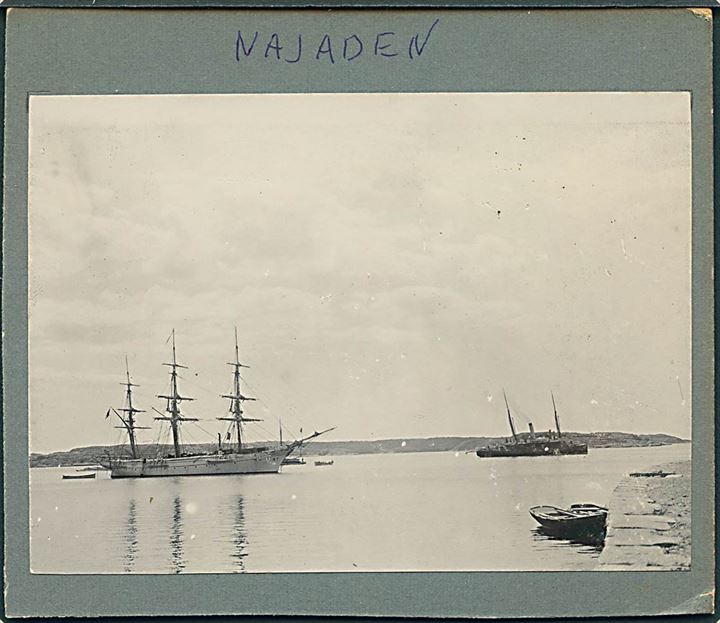 Sverige. “Najaden”, flådens skoleskib og i baggrunden orlogsskib. Foto på karton. (7½x10½ cm.) Kvalitet 7