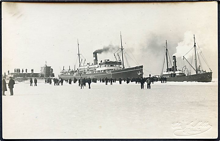 Heimdal, S/S, og slæbebåden Rügen ved Rønne under isvinteren 1924. Fotokort Chr. A. Møller, Rønne.  Kvalitet 8