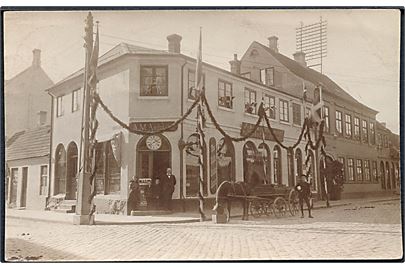 Svendborg, Vestergade og Lundevej med A. M. Andersens kolonialhandel. Fotokort u/no. Kvalitet 7