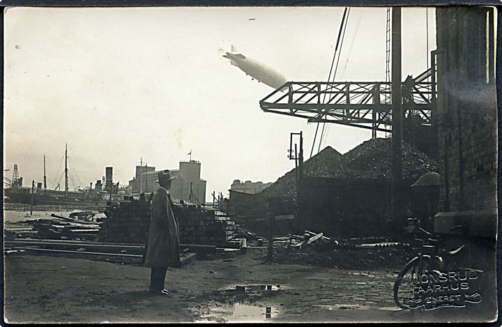 Luftskibet “Graf Zeppelin” over Aarhus havn d. 14.5.1931. Fotograf Monsrud u/no. Kvalitet 7