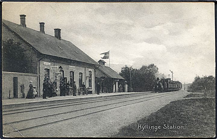 Hyllinge, jernbanestation med ankommende tog. E. Larsen Demuth no. 19685. Hj. knæk. Kvalitet 7