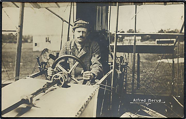 Alfred Nervø i sin Voisin-todækker flyvemaskine. Stenders no. 805. Kvalitet 7