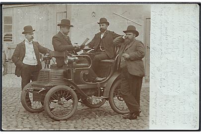 Tidlig elektrisk automobil. Fotokort dateret Kiel d. 26.8.1903. U/no. Kvalitet 7
