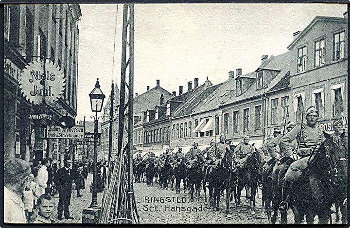Ringsted, Sct. Hansgade med eskadron husarer. A. Flensborg no. 438. Kvalitet 8