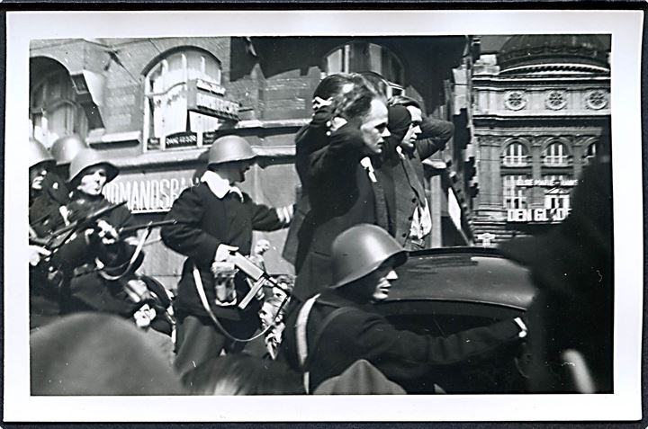 Verdenskrig 2. Befrielsen med modstandsfolk og arresteret værnemager i København. Fotokort u/no. Kvalitet 10
