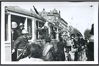 Verdenskrig 2. Befrielsen med modstandsfolk og flag-smykket sporvogn i København. Fotokort u/no. Kvalitet 10