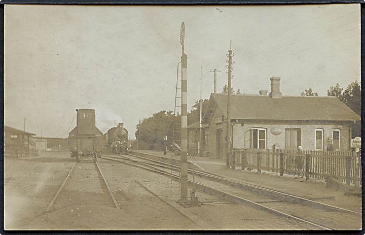 Gelsted, den gamle station med ankommende damptog. Fotokort u/no. Kvalitet 7