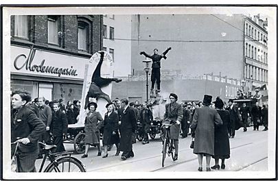 Verdenskrig 2. Befrielsen, optog ved det nedbrændte varehus Buldog på Nørrebrogade. Fotokort u/no. Kvalitet 6