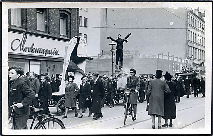 Verdenskrig 2. Befrielsen, optog ved det nedbrændte varehus Buldog på Nørrebrogade. Fotokort u/no. Kvalitet 6