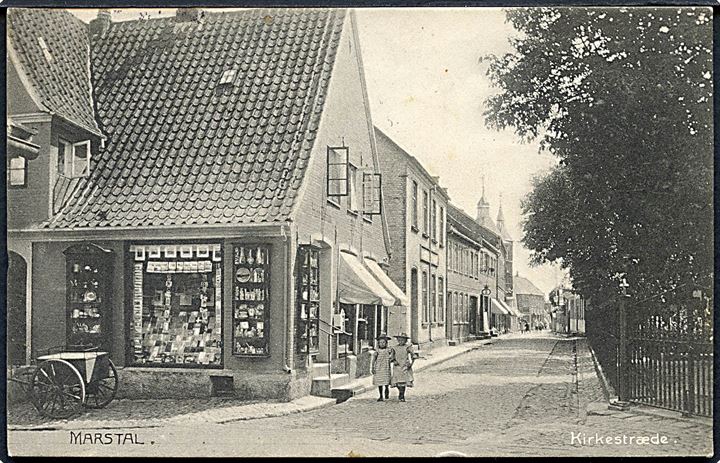Marstal, Kirkestræde med Hans Eschen’s boghandel. Udstillet postkort i vinduet. Hans Eschen no. 4115. Kvalitet 8
