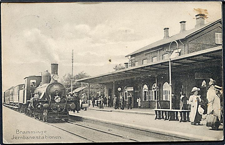 Bramminge, jernbanestation med Litra K lokomotiv no. 501. Bramminge Boghandel no. 29300. Kvalitet 7