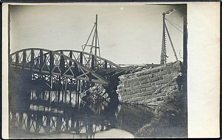 Sneum Å, jernbanebroen ødelagt under stormfloden d. 3.12.1909. Fotokort u/no. Kvalitet 8