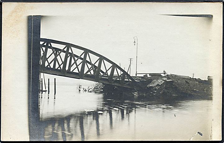 Sneum Å, jernbanebroen ødelagt under stormfloden d. 3.12.1909. Fotokort u/no. Kvalitet 7