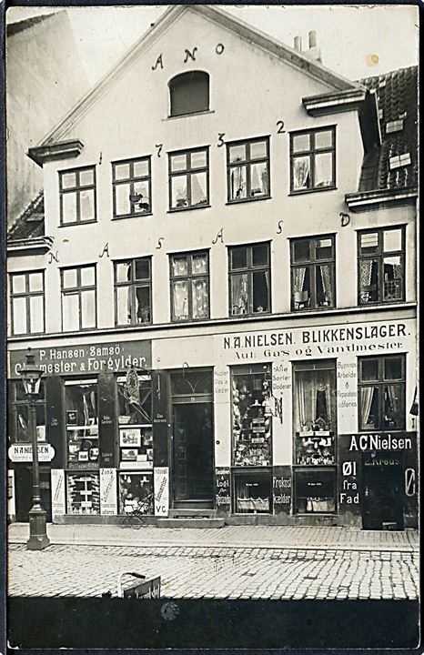 Købh., Strandgade 18 med Blikkenslager N. A. Nielsen og A. C. Nielsen’s Gæstgiveri. Fotokort u/no. Kvalitet 7