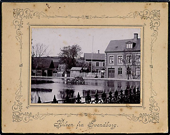 Svendborg, “Hilsen fra” med fotografi af Mølledammen i Møllergade. Kartonkort dateret d. 31.12.1894. U/no. Kvalitet 7