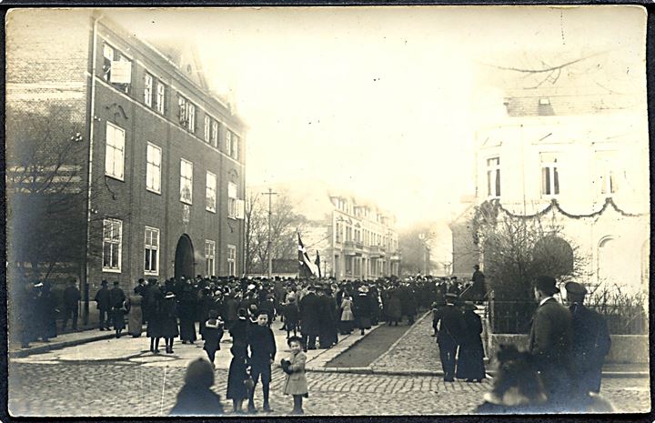 Sønderborg, optog ved Sønderborghus d. 8.2.1920 for at modtage gæster fra kongeriget. Fotokort u/no. Kvalitet 7