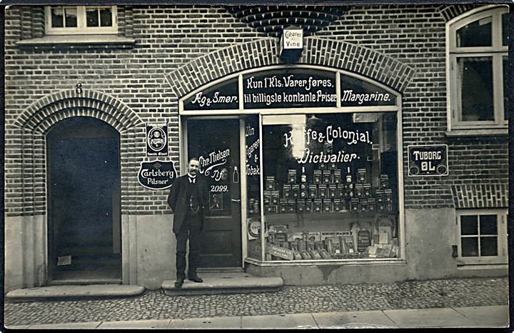 Aalborg, Brandstrupgade 8 med Chr. Nielsens Kaffe og Colonialhandel. Fotokort u/no. Kvalitet 8