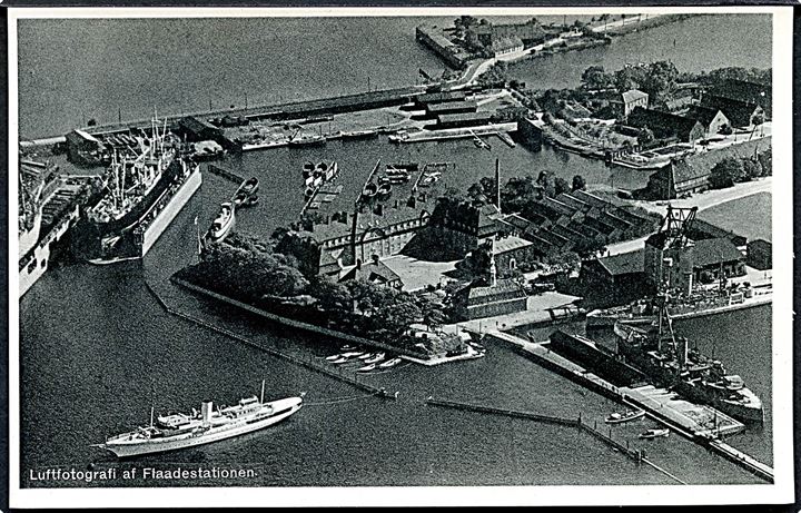 Dansk Marine. Nordisk Luft-Foto no. M1. Flådestationen med “Dannebrog”, “Niels Juel” og “Peder Skram”. Kvalitet 10
