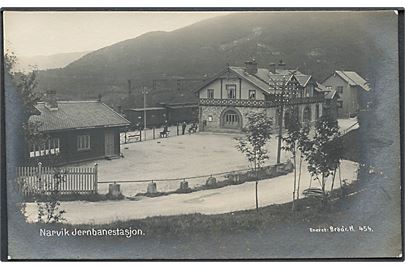 Narvik, jernbanestation med togvogne. Brödr. H. no. 454. Kvalitet 7