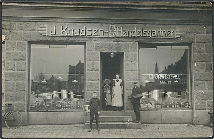 Fredericia, Dalegade 61, “Geddesborg”, med Handels-gartner J. Knudsens Grønthandel, Fotokort u/no. Kvalitet 7