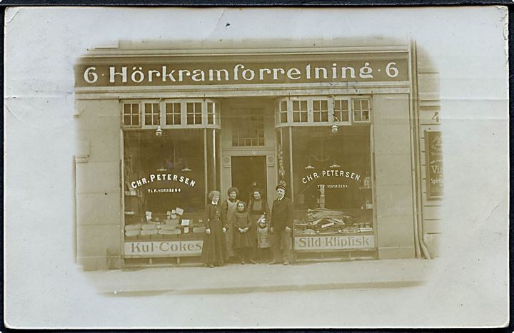 Købh., Falkoner Alle 6 med Chr. Petersen’s Hørkram Forretning. Fotokort u/no. Kvalitet 7