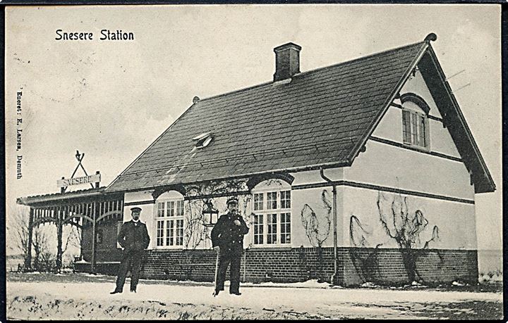 Snesere, jernbanestation med personale i sne. E. Larsen Demuth u/no. Kvalitet 8