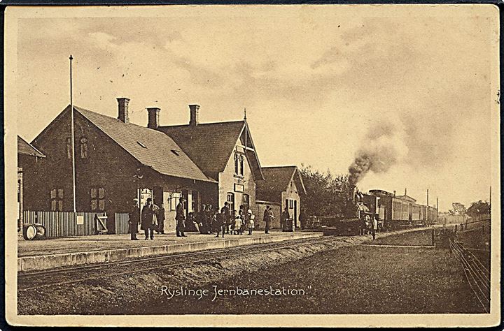 Ryslinge, jernbanestation med ankommende damptog. F. Tornøe no. 27142. Kvalitet 7