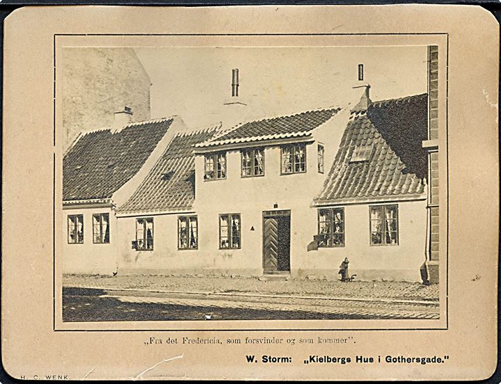Fredericia, Gothersgade 7-9, “Kielbergs Hus”. Foto på karton. “Fra Fredericia som forsvinder og som kommer”. Kvalitet 7