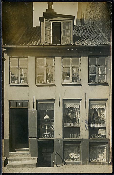 Købh., Rigensgade 3, facade med skotøjshandel. Fotokort u/no. Kvalitet 7