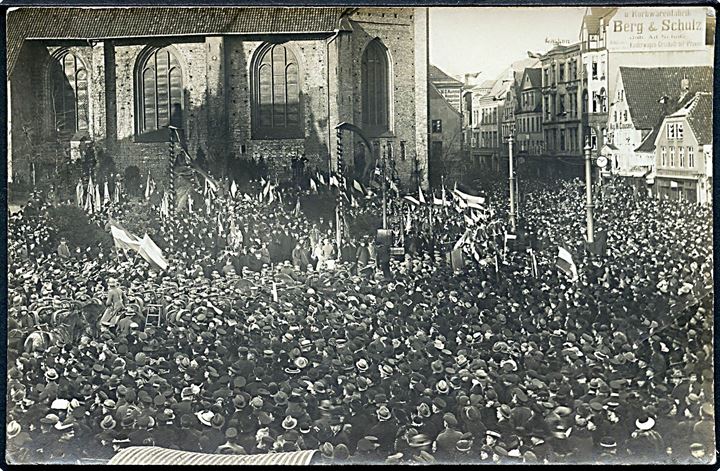 Genforening. Folkemængde i Flensburg ved de tyske styrkers afrejse inden den internationale besættelse af afstemningsområdet d. 24.1.1920. Fotokort u/no.