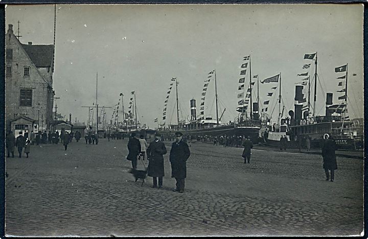 Genforeningen. Flagsmykkede danske dampskibe med stemmeberettigede i Flensburg 1920. Fotokort u/no. 