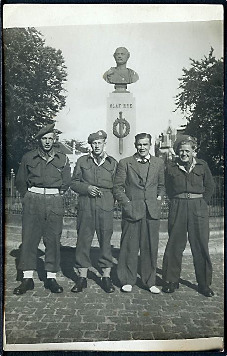 Fredericia, soldater ved Olaf Rye's monument. Fotokort u/no.