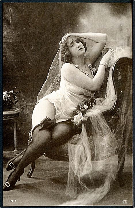Erotisk postkort. Kvinde iført tyl, undertøj og knæstrømper. Nytryk Stampa PR no. 224.  