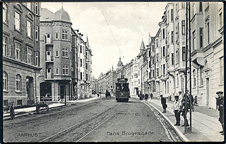 Aarhus. Hans Brogesgade med Sporvogn no. 19. Stenders no. 12477. 