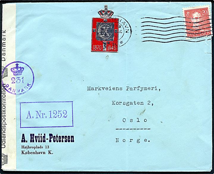 20 øre Chr. X og Chr. X 75 års mærkat på brev fra København d. 24.8.1945 til Oslo, Norge. Violet licens-stempel A.Nr.1252 og åbnet af dansk efterkrigscensur (krone)/231/Danmark.