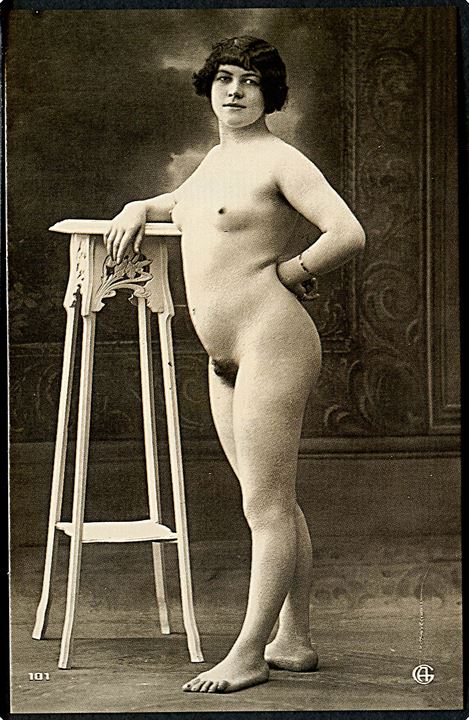 Erotisk postkort. Nøgen kvinde poserer ved piedestal. Nytryk Stampa PR no. 87.   