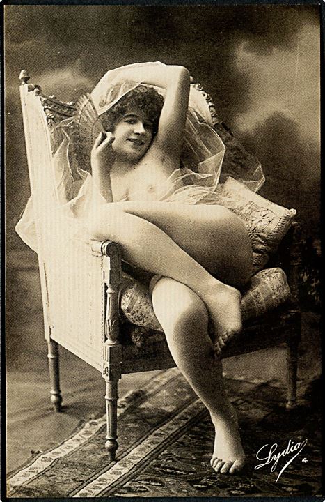 Erotisk postkort. Kvinde iført tyl, sidder i stol. Nytryk Stampa PR no. 113.   