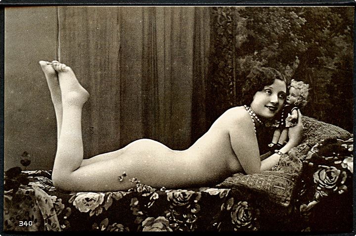 Erotisk postkort. Kvinde ligger på sofa. Nytryk Stampa PR no. 212.  