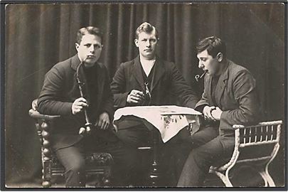 Mænd med cigaret, pibe og langpibe. H. Nielsen u/no.
