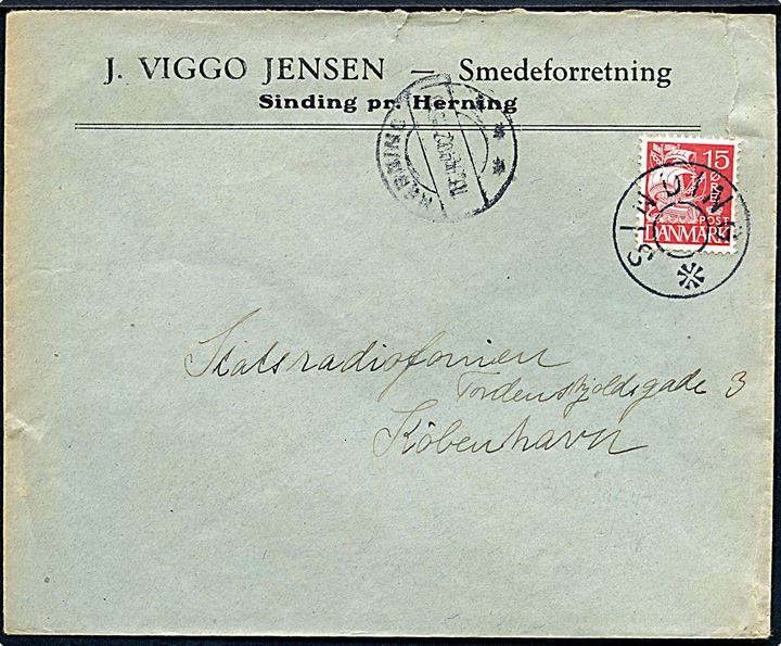 15 øre Karavel på brev annulleret med udslebet stjernestempel SINDING og sidestemplet Herning d. 15.4.1940 til København.