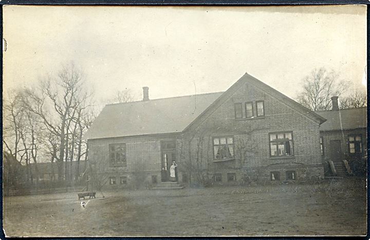 Landejendom antagelig ved Hammel. Fotokort sendt fra S. Møller i 1911. 