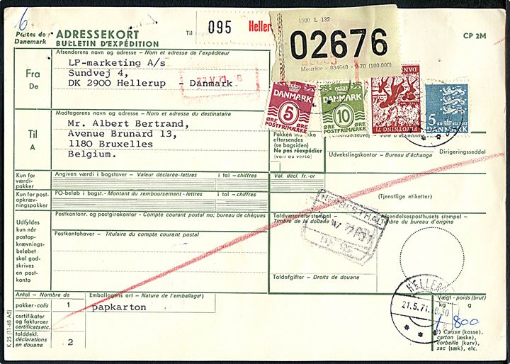 5 øre, 10 øre Bølgelinie, 60 øre Flygtning '71 og 5 kr. Rigsvåben på internationalt adressekort for pakke fra Hellerup d. 21.5.1971 til Bruxelles, Belgien.
