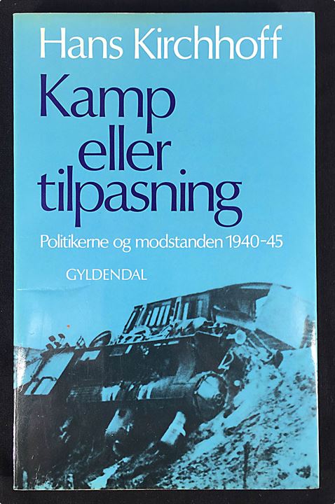 Kamp eller tilpasning - Politikerne og modstandskampen 1940-45 af Hans Kirchhoff. 192 sider.