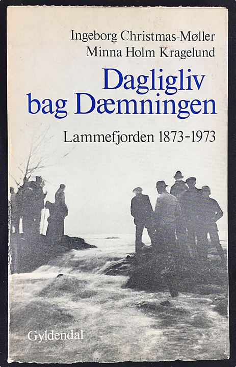 Dagligliv bag Dæmningen - Lammefjorden 1873-1973 af Ingeborg Christmas-Møller og Minna Holm Kragelund. Illustreret egnshistorie 187 sider.