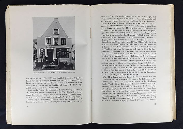 Tønder 1243-1943 af Cl. Eskildsen. Illustreret lokalhistorie udgivet i anledning af 700 års byjubilæum. 187 sider.
