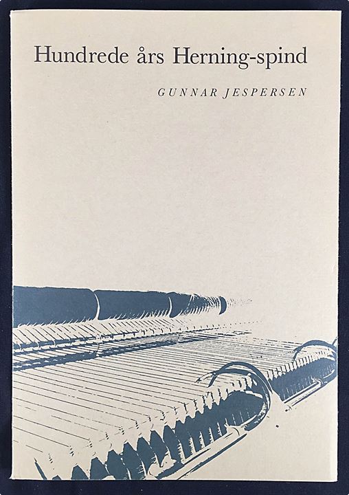 Hundrede års Herning-spind, en jubilæums-collage omkring Uldspinderiet og Klædefabrikken i Herning af Gunnar Jespersen. 181 sider i kassette.